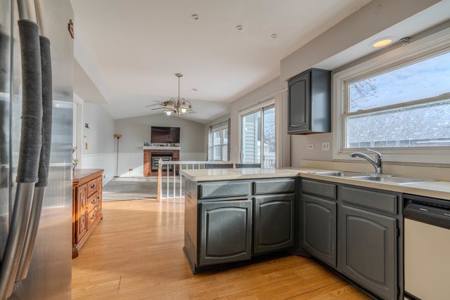 601 Bluff Street, Carol Stream, IL 60188