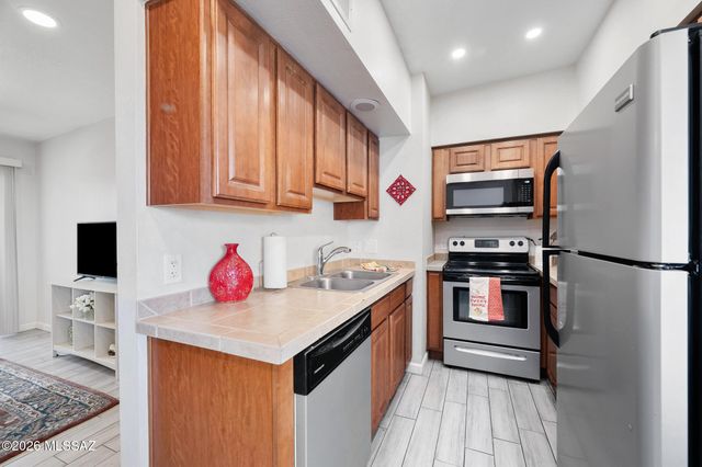 1810 E Blacklidge Dr Apt 322, Tucson, AZ 85719