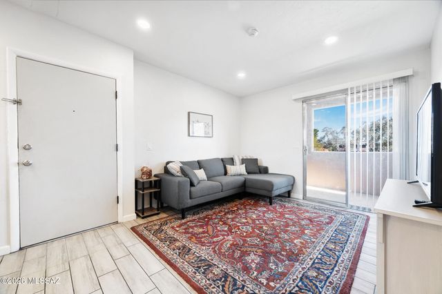 1810 E Blacklidge Dr Apt 322, Tucson, AZ 85719