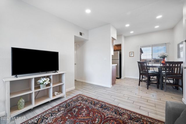 1810 E Blacklidge Dr Apt 322, Tucson, AZ 85719