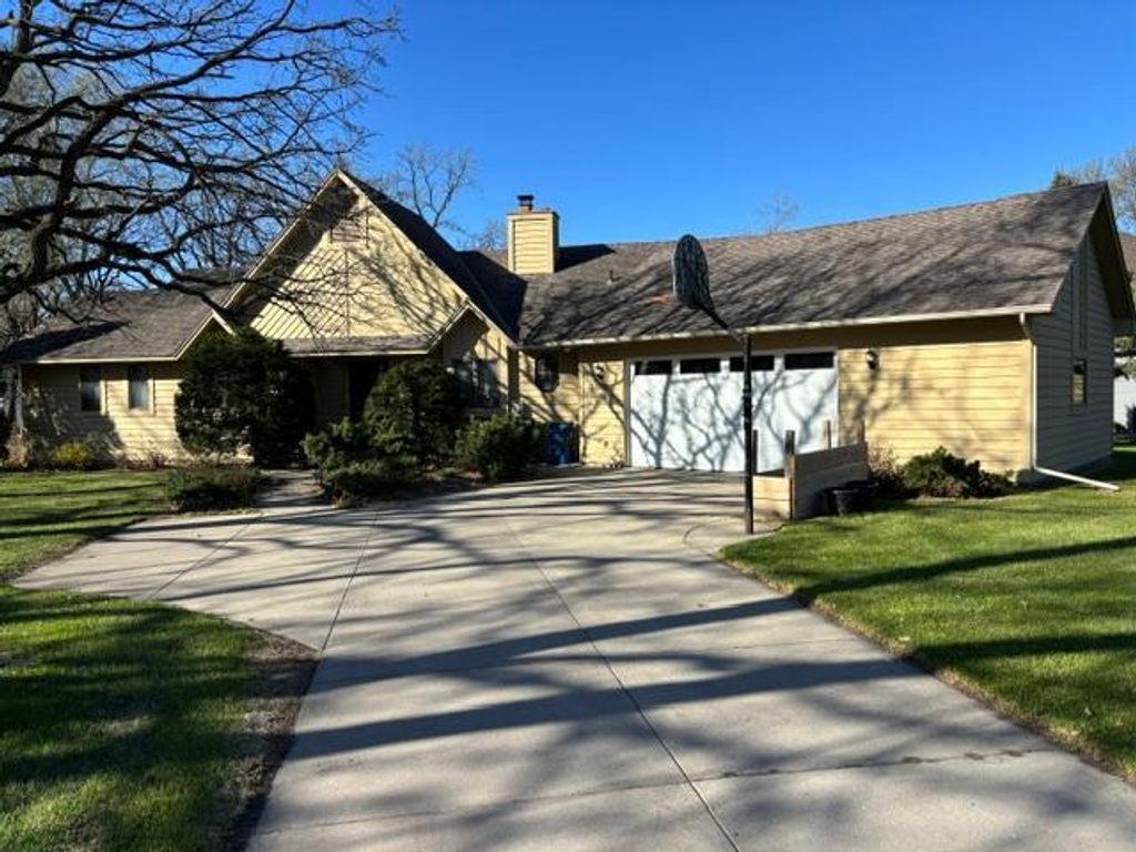 1206 Riverview Court, Sauk Rapids, MN 56379