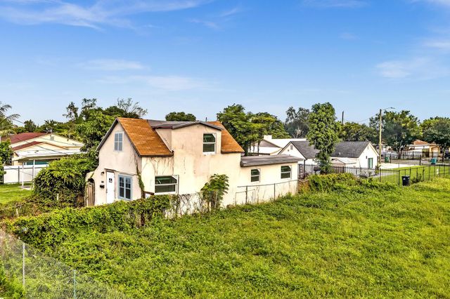 1713 NW 76th Terrace, Miami, FL 33147