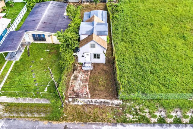 1713 NW 76th Terrace, Miami, FL 33147