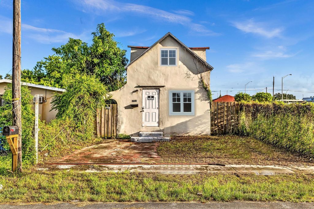 1713 NW 76th Terrace, Miami, FL 33147