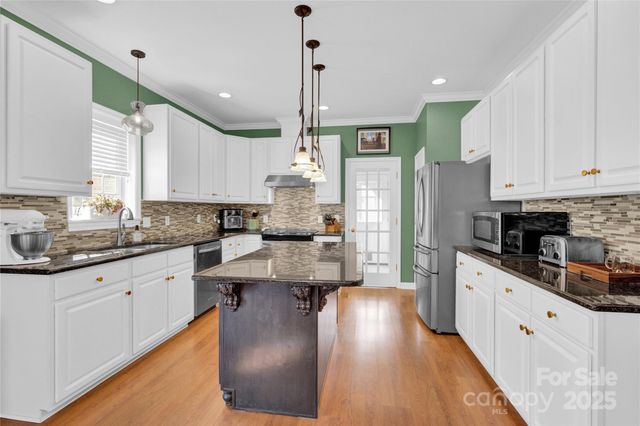 2441 27th Avenue Circle NE, Hickory, NC 28601