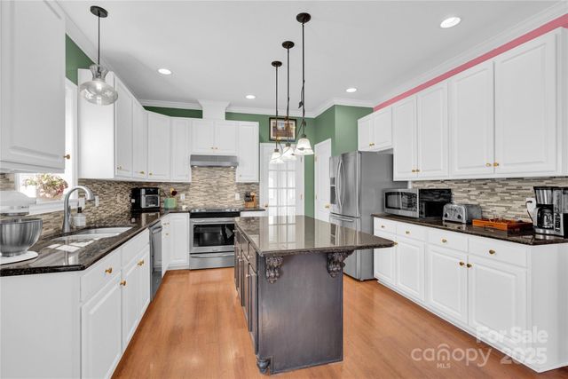 2441 27th Avenue Circle NE, Hickory, NC 28601