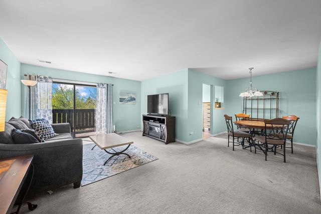 831 E Coach Road 4, Palatine, IL 60074