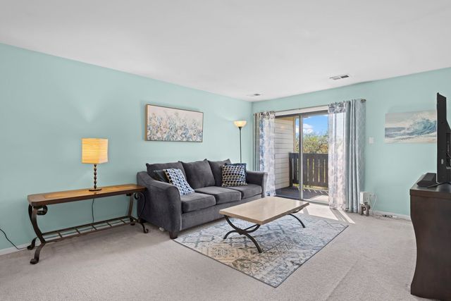 831 E Coach Road 4, Palatine, IL 60074