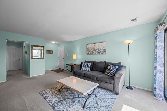 831 E Coach Road 4, Palatine, IL 60074