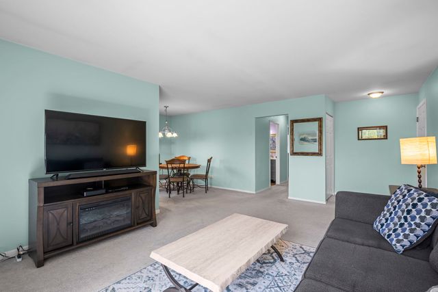 831 E Coach Road 4, Palatine, IL 60074