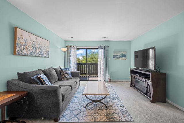 831 E Coach Road 4, Palatine, IL 60074