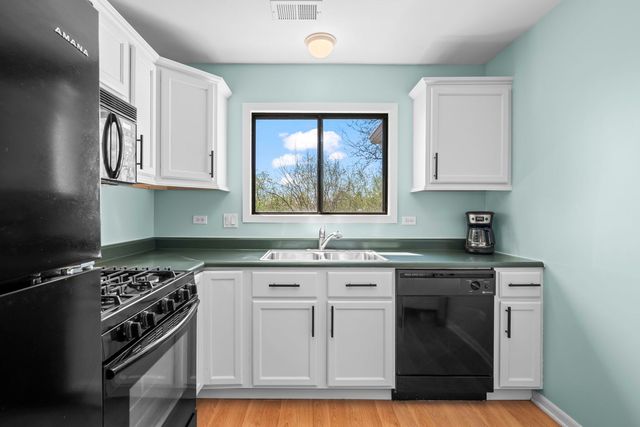831 E Coach Road 4, Palatine, IL 60074