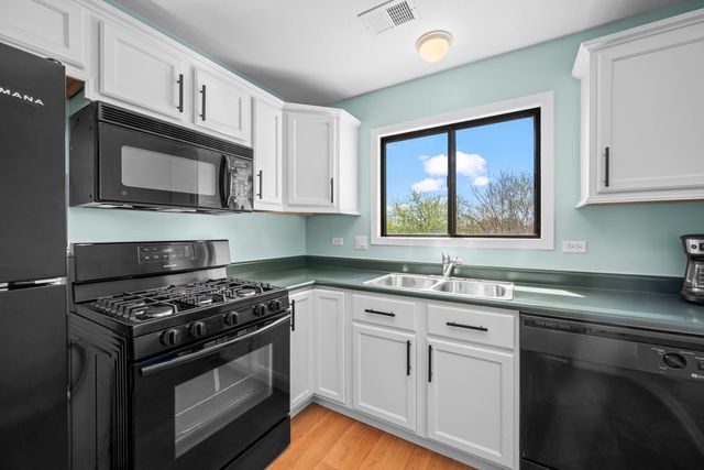 831 E Coach Road 4, Palatine, IL 60074