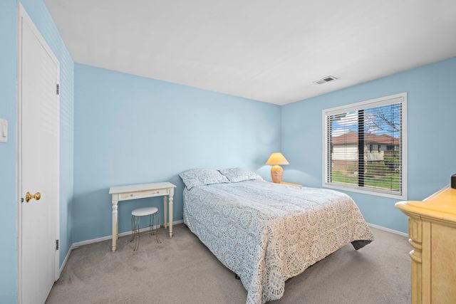 831 E Coach Road 4, Palatine, IL 60074