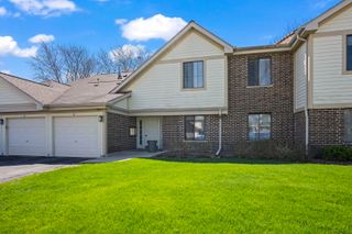 831 E Coach Road 4, Palatine, IL 60074