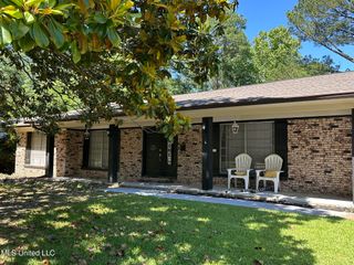 1052 Briarfield Road, Jackson, MS 39211