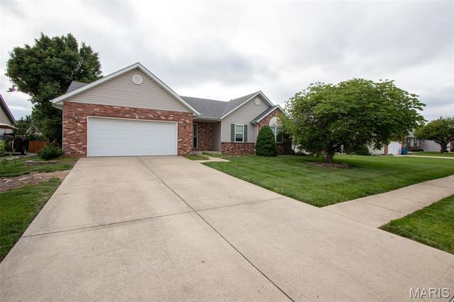 9 Pinebrooke, Troy, IL 62294