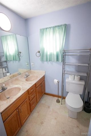 9 Pinebrooke, Troy, IL 62294