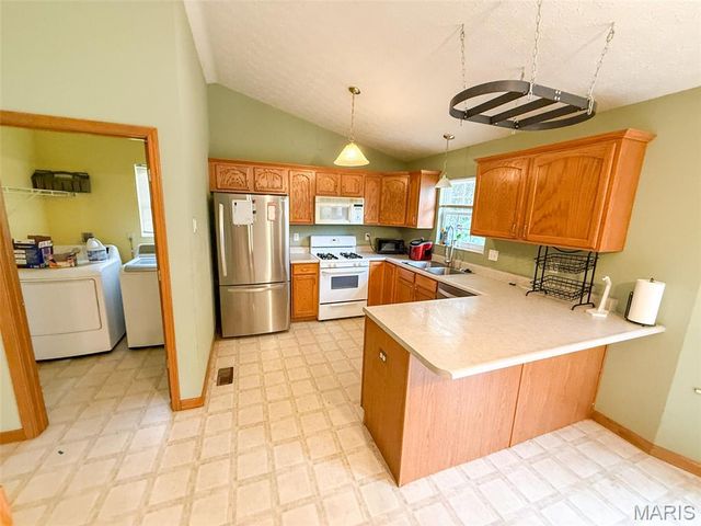 9 Pinebrooke, Troy, IL 62294