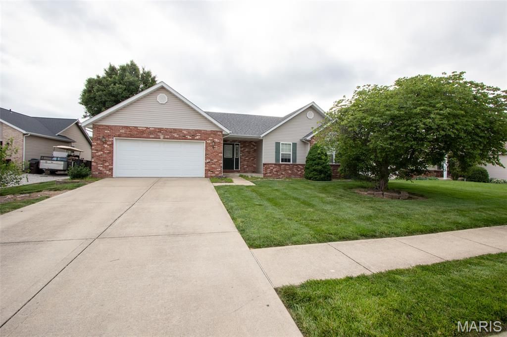 9 Pinebrooke, Troy, IL 62294