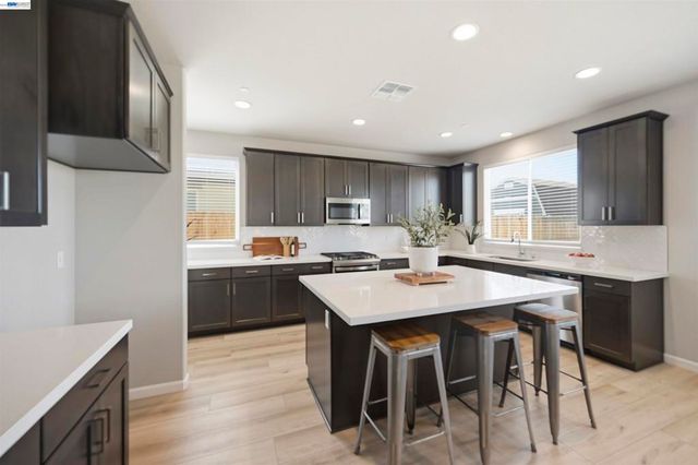 200 De Bord Dr, Tracy, CA 95376