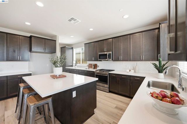 200 De Bord Dr, Tracy, CA 95376