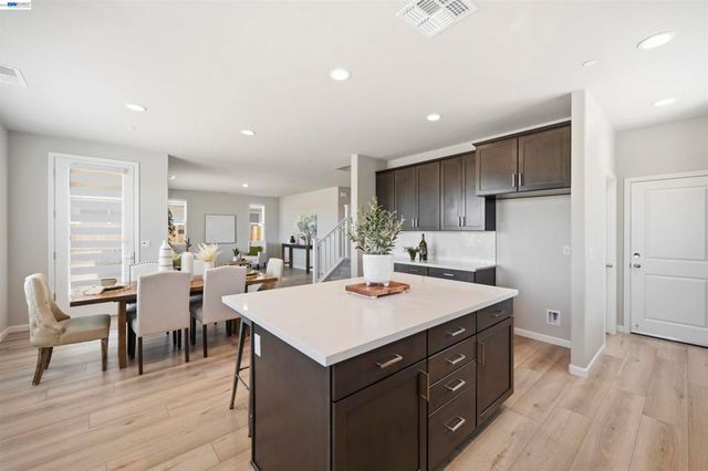 200 De Bord Dr, Tracy, CA 95376