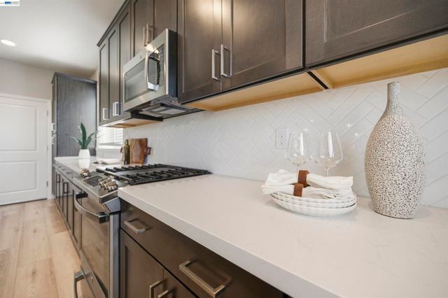 200 De Bord Dr, Tracy, CA 95376