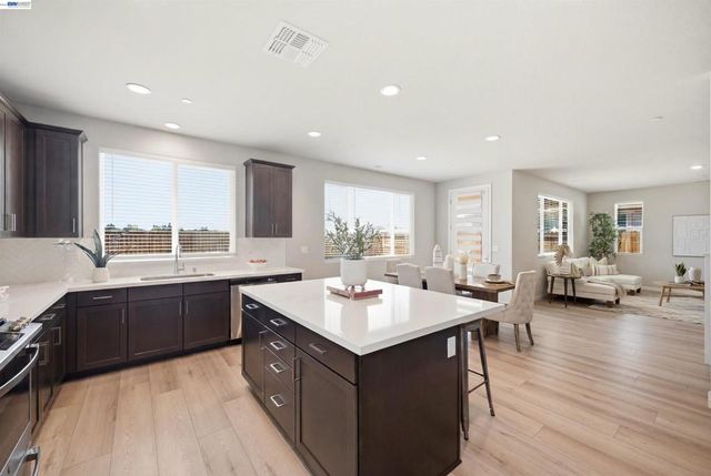 200 De Bord Dr, Tracy, CA 95376