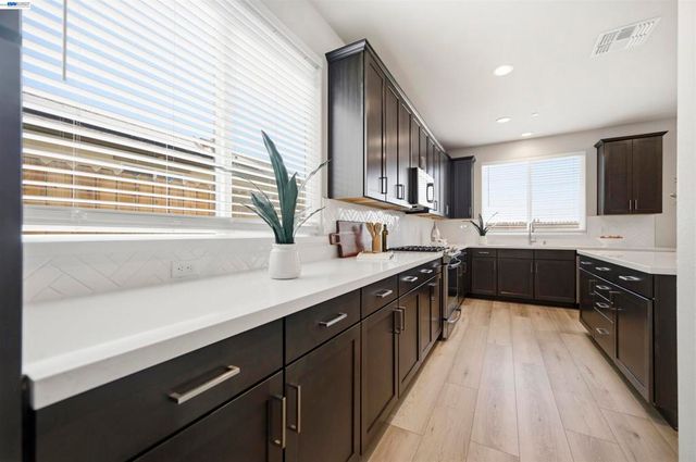 200 De Bord Dr, Tracy, CA 95376