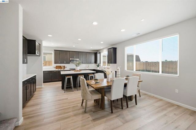 200 De Bord Dr, Tracy, CA 95376