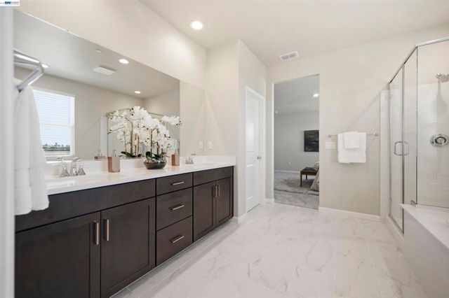 200 De Bord Dr, Tracy, CA 95376