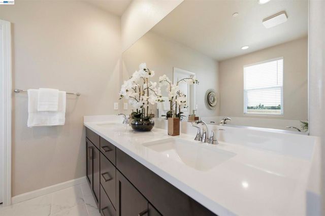200 De Bord Dr, Tracy, CA 95376