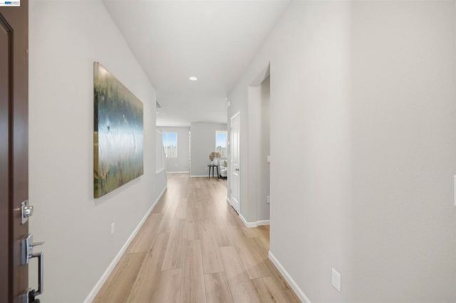 200 De Bord Dr, Tracy, CA 95376