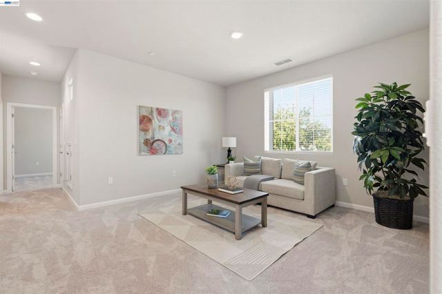 200 De Bord Dr, Tracy, CA 95376