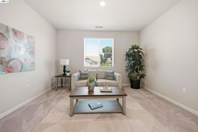 200 De Bord Dr, Tracy, CA 95376