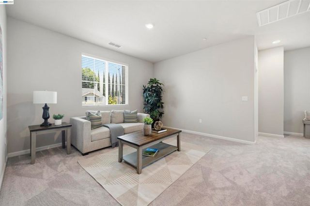 200 De Bord Dr, Tracy, CA 95376