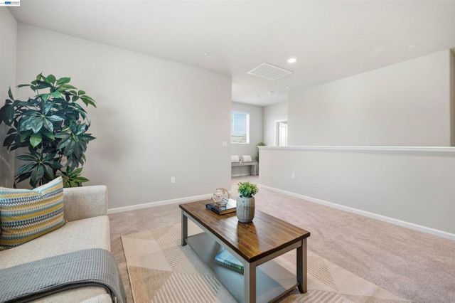 200 De Bord Dr, Tracy, CA 95376