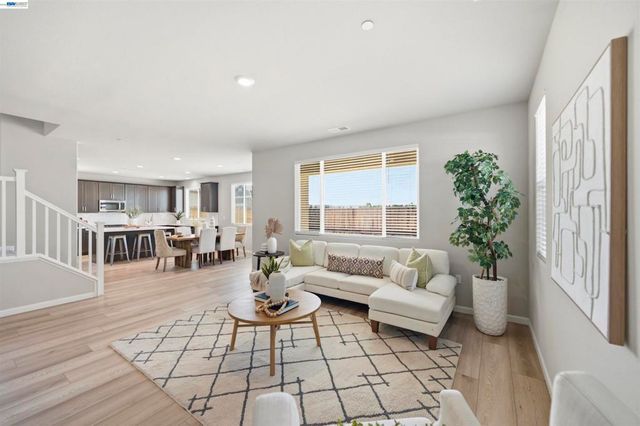 200 De Bord Dr, Tracy, CA 95376