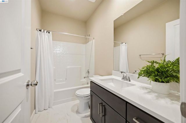 200 De Bord Dr, Tracy, CA 95376