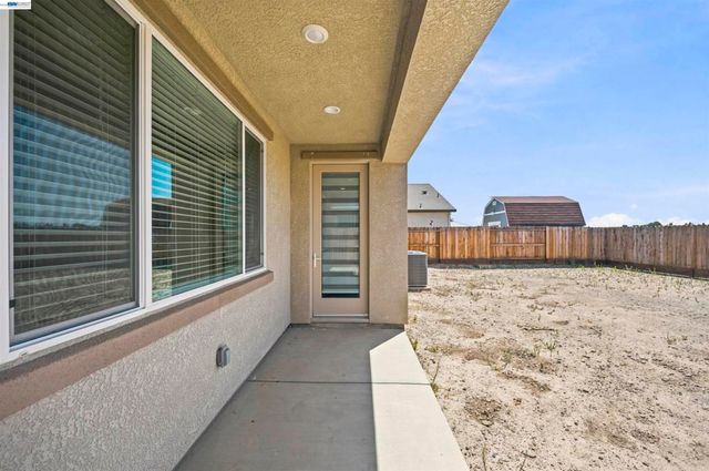 200 De Bord Dr, Tracy, CA 95376