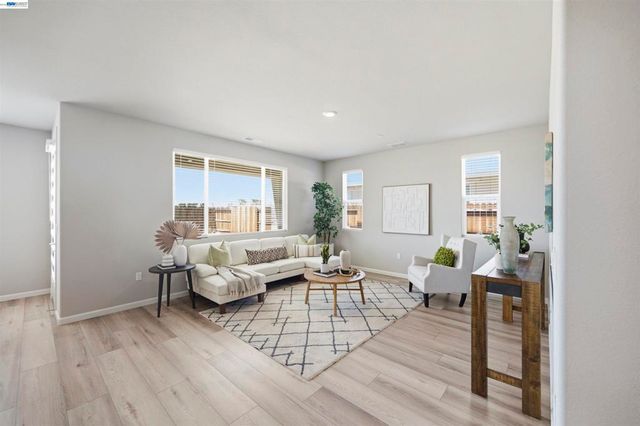 200 De Bord Dr, Tracy, CA 95376