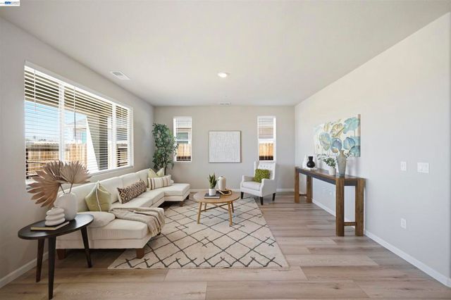 200 De Bord Dr, Tracy, CA 95376