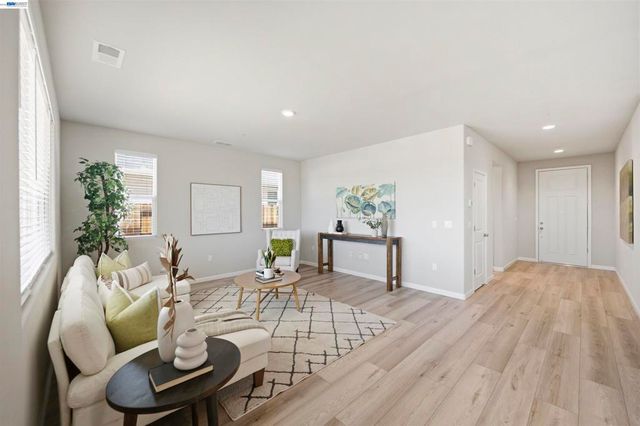 200 De Bord Dr, Tracy, CA 95376