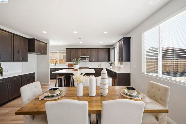 200 De Bord Dr, Tracy, CA 95376