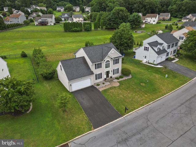 30 PENNWOOD DR, Morgantown, PA 19543