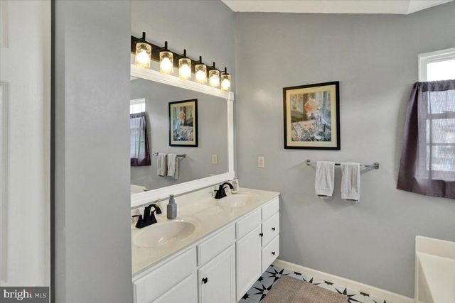 30 PENNWOOD DR, Morgantown, PA 19543