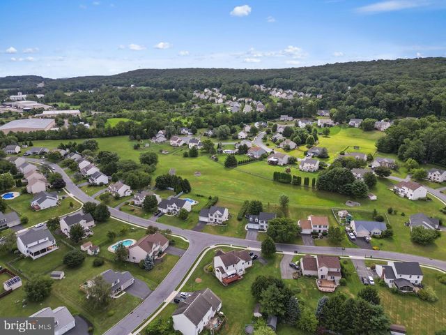30 PENNWOOD DR, Morgantown, PA 19543