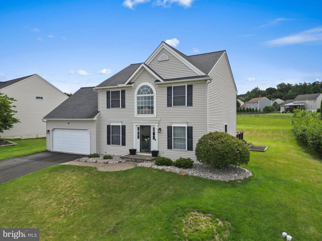 30 PENNWOOD DR, Morgantown, PA 19543