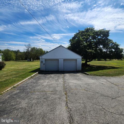 1030 E CANAL RD, Dover, PA 17315